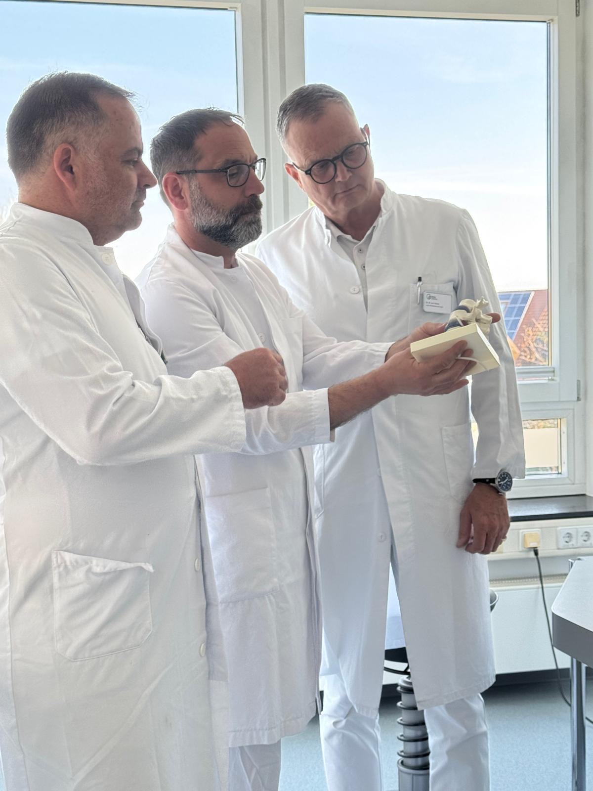Das Ärzteteam des Neurochirurgischen Wirbelsäulenzentrums — Dr. Rommel, Dr. Schiebel und Dr. von Haken